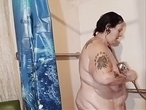 This Construction Worker Get All Dirty with the Biggest Shower Head Vibration Could Get